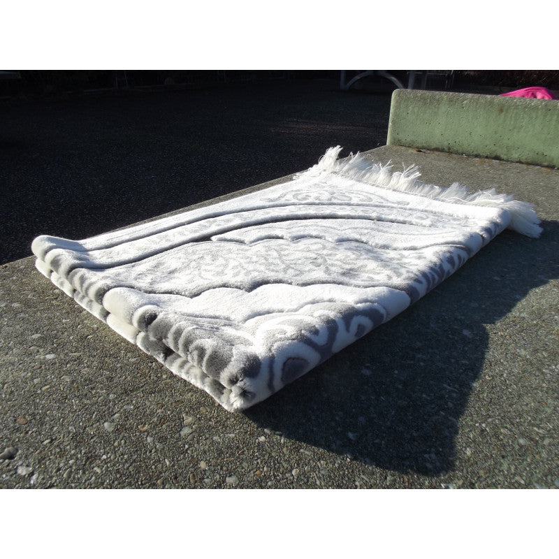 Tapis de Prière épais, Grande Taille (117 x 82 cm), Confortable - Fond Blanc & Motif Gris - Librairie Al Minhaj