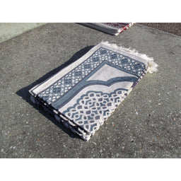 Tapis de Prière - Contour Géométrique - Fond Blanc - Couleur Bleu Ardoise