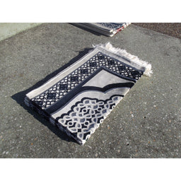 Tapis de Prière - Contour Géométrique - Fond Blanc - Couleur Bleu Marine