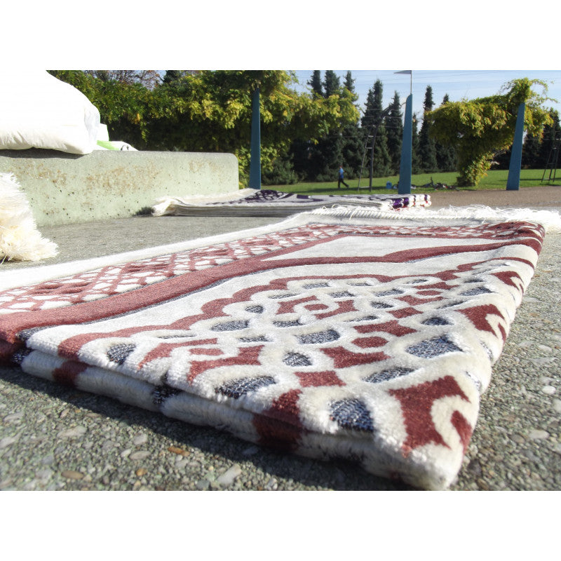 Tapis de Prière - Contour Géométrique - Fond Blanc - Couleur Terracotta - Librairie Al Minhaj