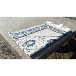 Tapis de Prière - Fond Blanc - Motif Fleurs - Couleur Bleu Ardoise - Librairie Al Minhaj