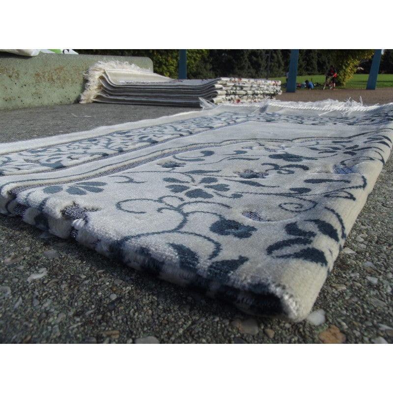 Tapis de Prière - Motif Jardin - Fond Blanc - Couleur Bleu Ardoise - Librairie Al Minhaj